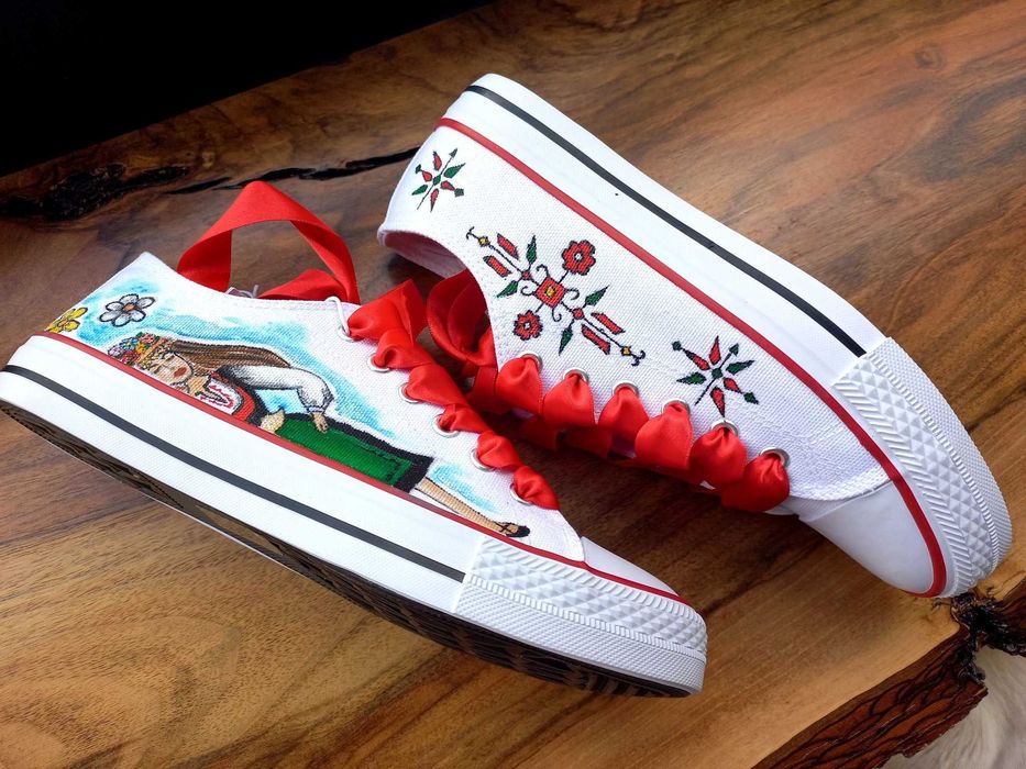 Ръчно рисувани кецове-българка