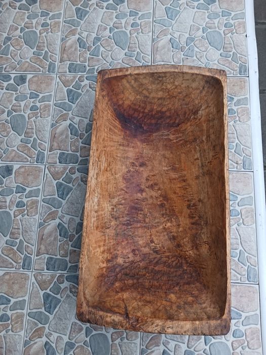 Дървени корита, гаванки, и мъжки кожен колан