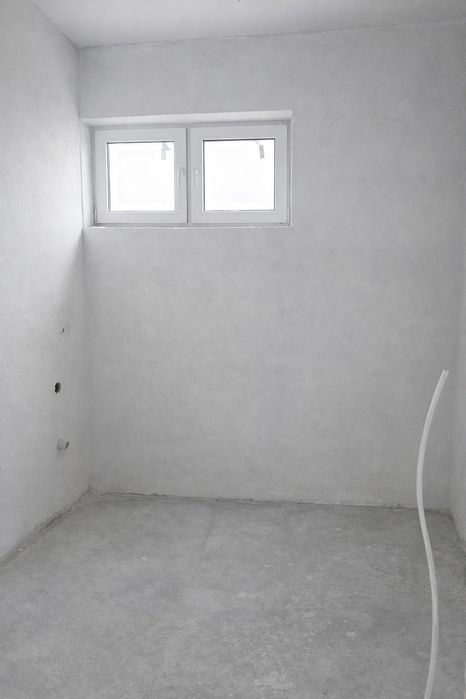 Apartament nou, spațios și foarte luminos, situat într-o zonă liniștit