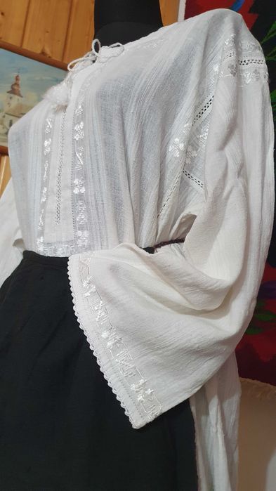 Costum popular (ie/camasa cu poale, sort/zadie/catrinta/boscea)