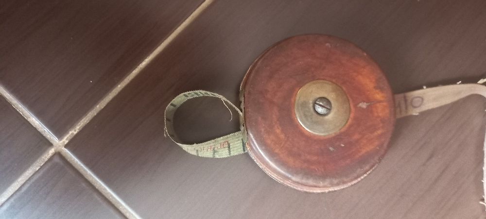 Ruleta veche Leather case