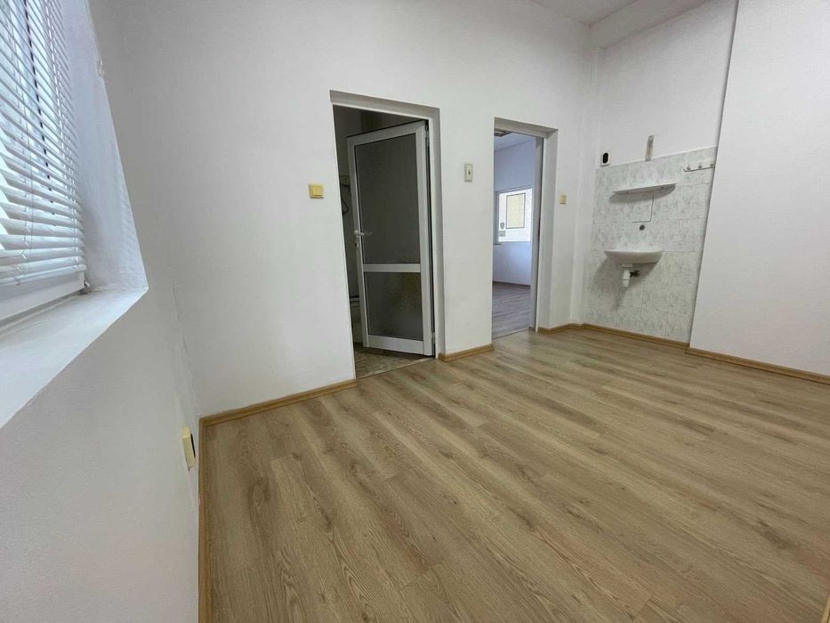 Дава се под наем Офис в Генерал Тошево - 40 кв.м за 204 € - Снимка #19
