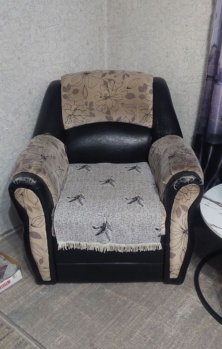 Угловой диван и кресло.