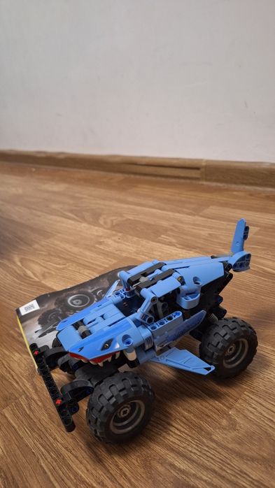 Vând Lego Technic Monster Jam Megalodon