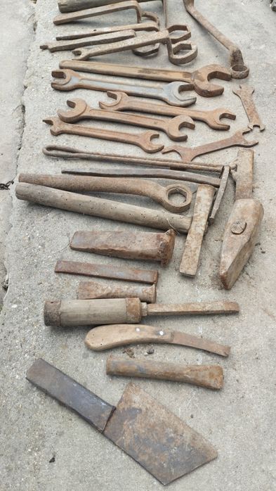 Лот стари инструменти.
-гаечни ключове,чукове и др.
