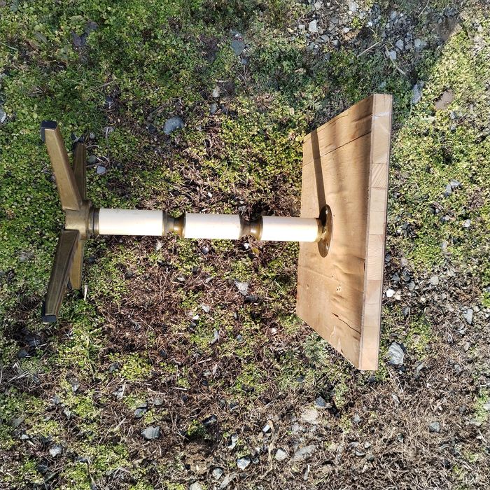 Мебели стари столове , маси и нощни шкафчета.