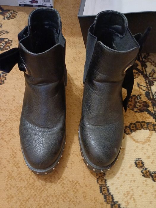 Продавам дамски боти