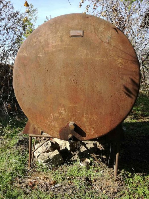 Продавам метална цистерна