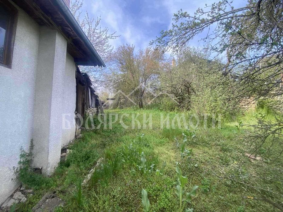 Къща с двор в село Леденик
