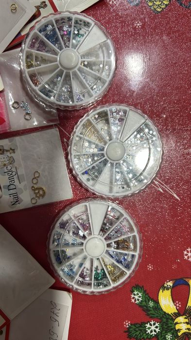 Стразы и сережки для маникюра.