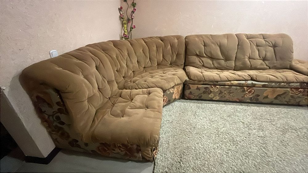 Продам диван угловой срочно