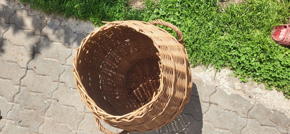 Coș de rufe din răchită.