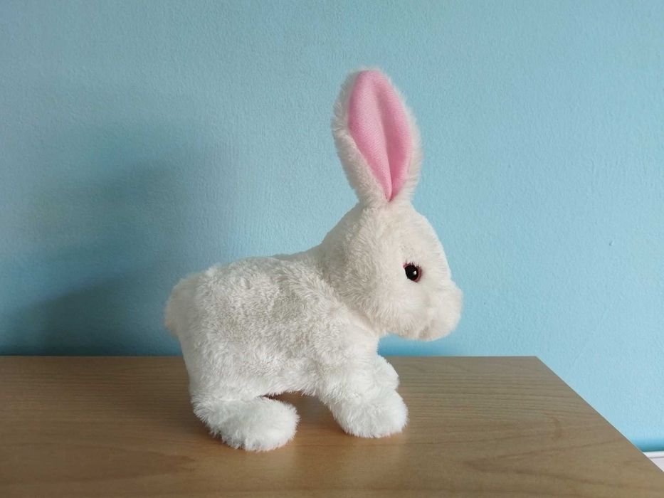 Детска играчка Плюшено зайче, движещо се с батерии