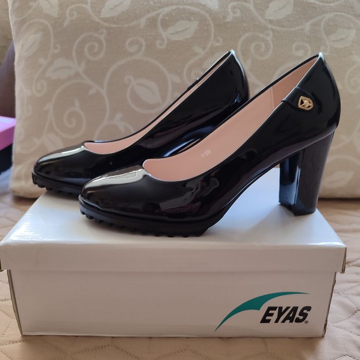 Черни официални обувки и стилна рокля на ZARA