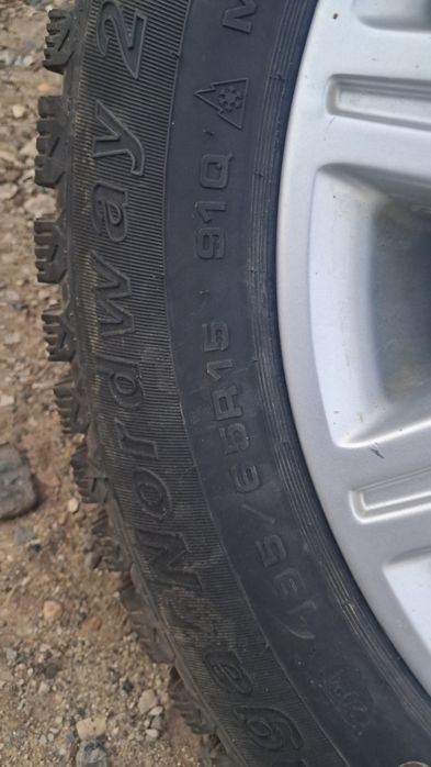 Продам зимние покрышки с дисками  Р 15