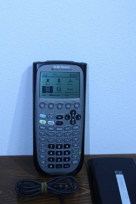 Calculator / Gestiune Grafică Texas Instruments TI-89 Titanium - Stare Foarte Bună, Cu Cablu USB