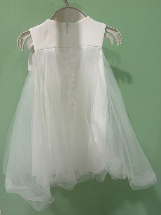 Бяла тюлена рокля с панделка