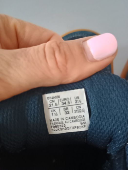 Adidași în stare foarte bună,Au talpa care nu aluneca,Interior 22 cm.