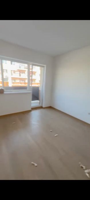 Vând apartament cu trei camere și parcare