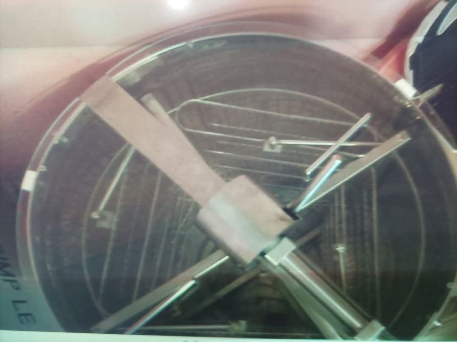 Vand 9 familii albine +2 roiuri, 15 lăzi poliuretan, centrifuga inox ,