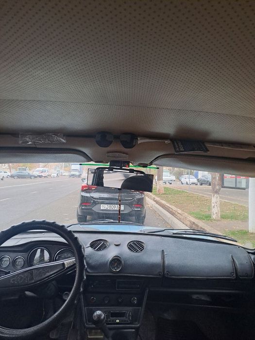 Машина Жигули 2103