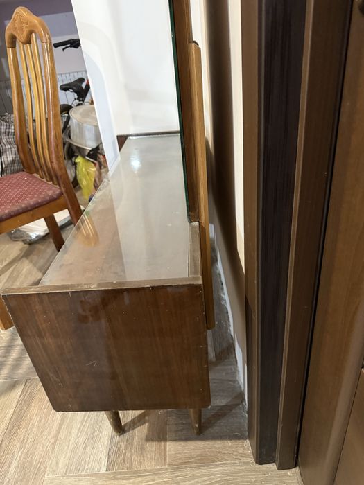 Трюмо и два стула из дерева