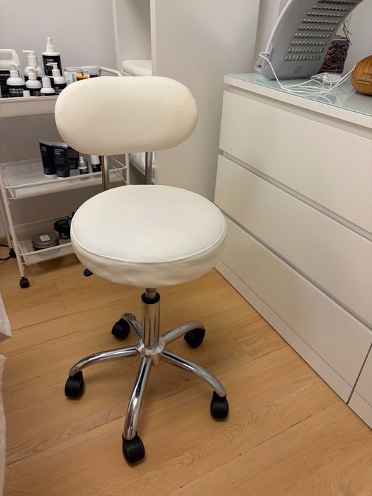 Taburet rotund alb pentru cosmetician, cu roti
