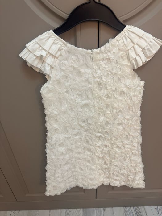 Продам нарядное платье на девочку 6-7 лет