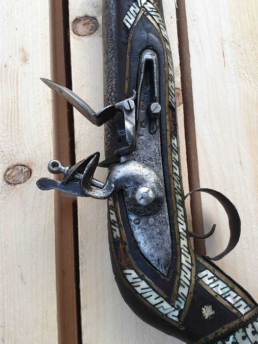 Стара пушка за стена