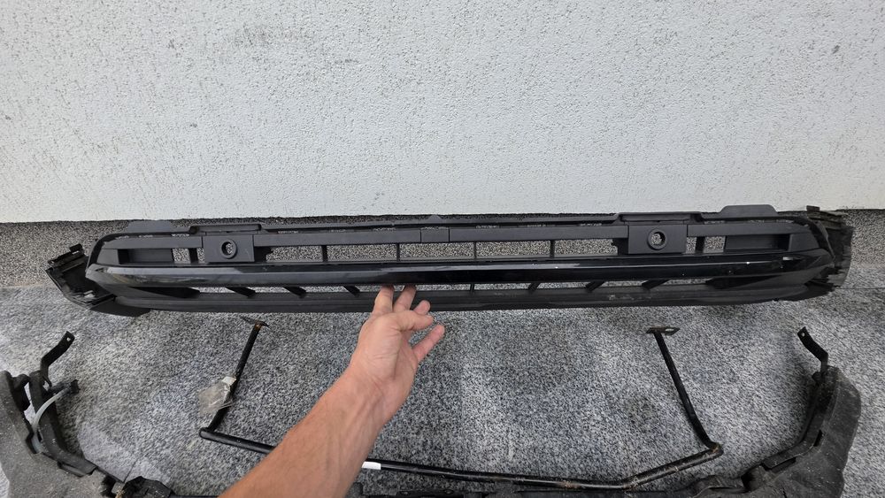 Scut spoiler bara fata armatura absorbant grila bara fata senzor VW Touareg 3 III 760 cr7 7cr 2018+