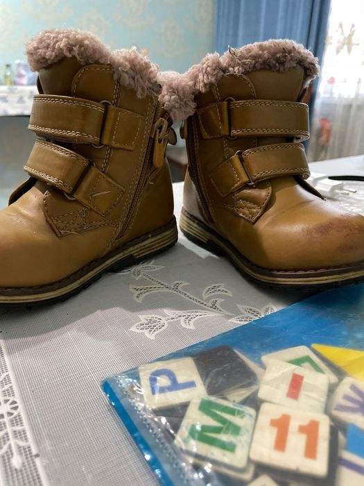 Продам детские ботинки