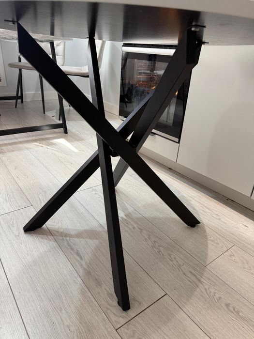 Стол круглый матовый