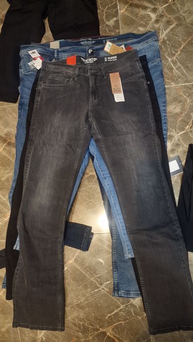 Blugi noi cu eticheta