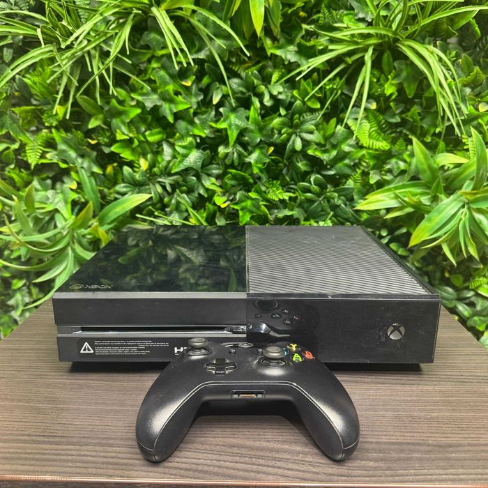 Xbox One + 3 игри + 1 оригинален джойстик