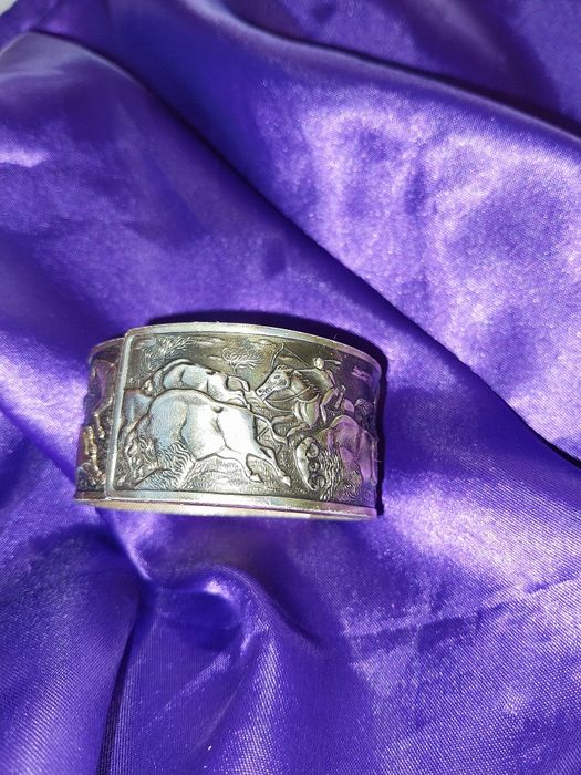 Винтидж Гривна с релефна сцена на лов за бизони