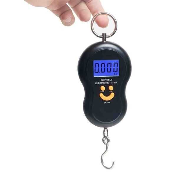 Cantar bagaje de mana piata pescuit afisaj LCD iluminat verde 1g-50kg. Functie tara dimensiune 12.5 x 2.8 x 2.8 cm dimensiune curea 22.4 cm Pret 20lei