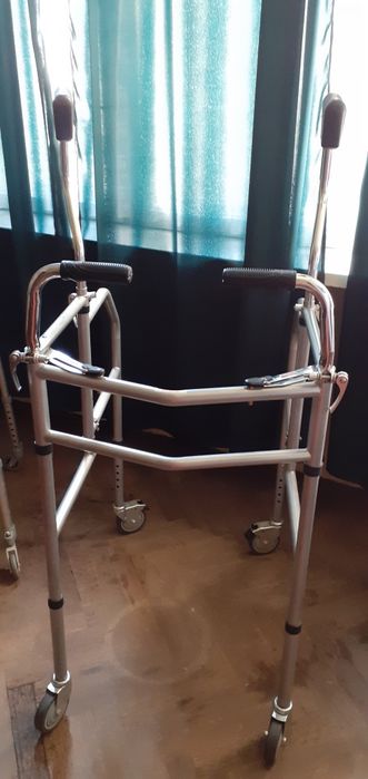 Rolator cu 4 roti si sustinere sub brat.