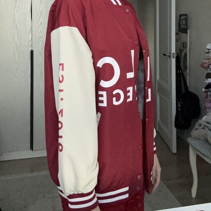 Продаю бомбер от колледжа