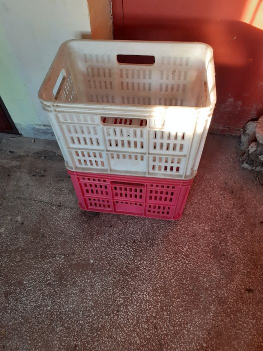 Două lăzi vechi.