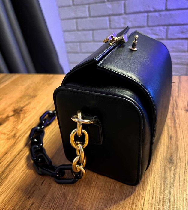 Дамска стилна чанта в черно. Нов