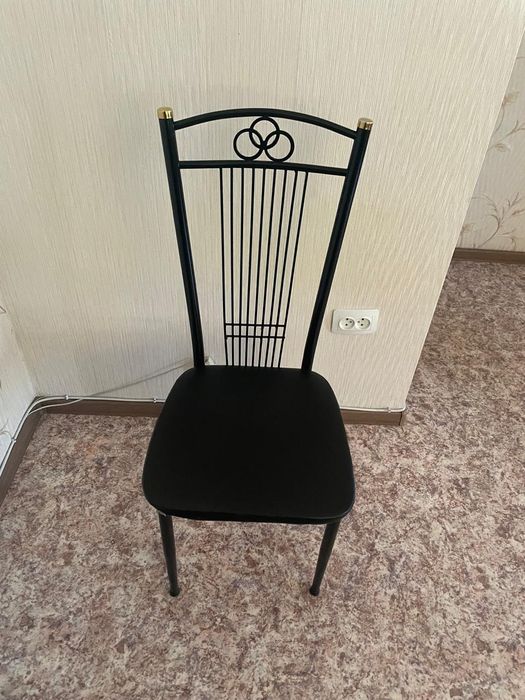 Продам стол кухонный и 3 стула