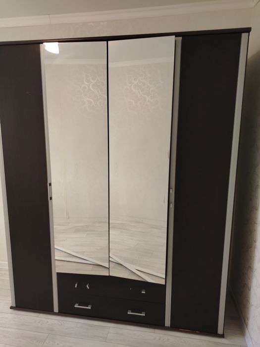 Шкаф сатылады 220×180×60  размеринде жагдайы жаксы ручкасын ауыстыраты