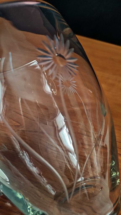 Голяма стъклена кана с гравирани цветя