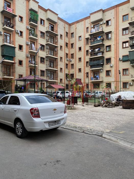 Срочно продаётся 2 ком Дубовая мороженое