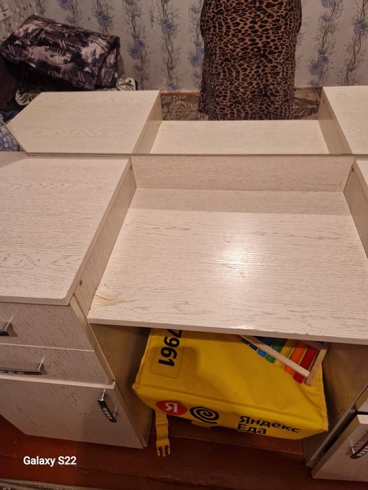 Продам  тумбочки с зеркалом