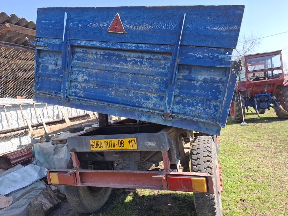 Tractor cu remorca si plug