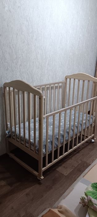 Детская кроватка с матрасом