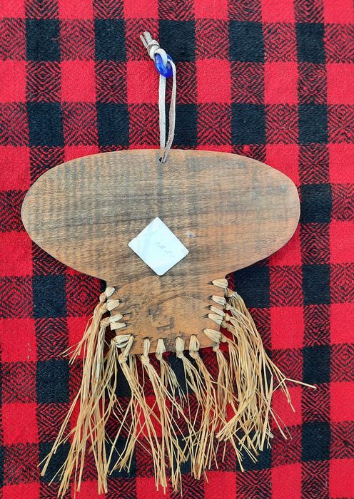 Ръчно изработена кукерска маска от орех за окачване