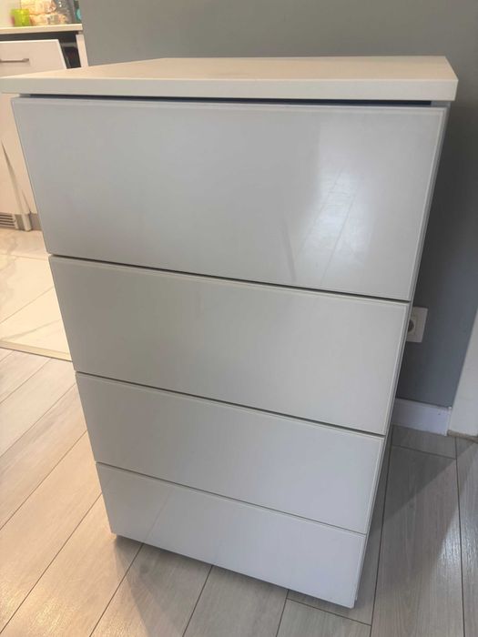 Малък скрин с 4 чекмеджета