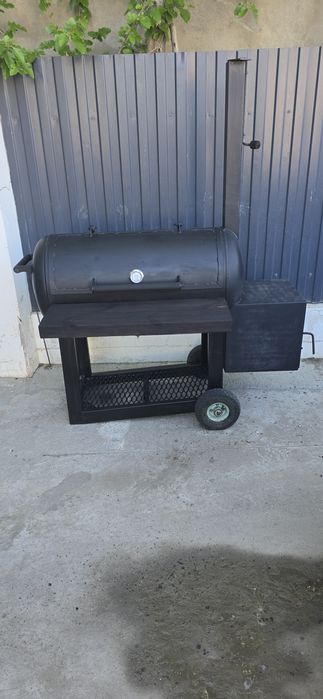 Универсальный BBQ & Reverse Flow Смокер  

Продаётся профессиональный
